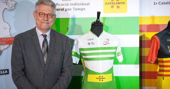 El director de la prueba, Rubén Peris, junto a algunos maillots / Gobik