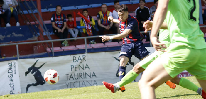 Mario Sanchez dispara para hacer el segundo gol del Yeclano ante el Cieza